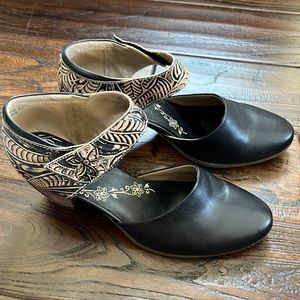 L'ATISTE Black and Cream Heels